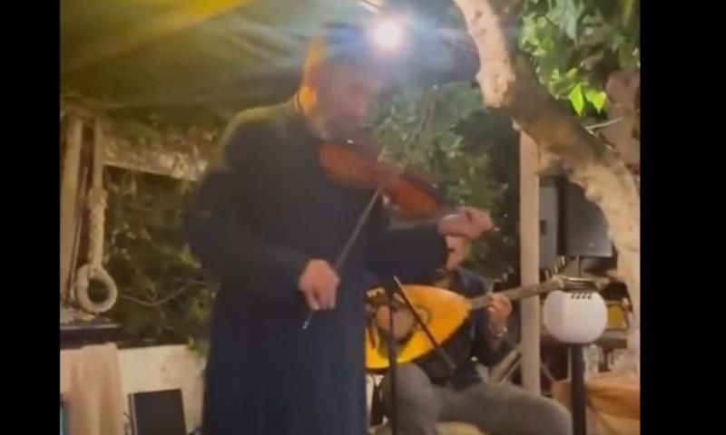 Ο συγκινητικός αποχαιρετισμός του παπά Στρατή στον Γιώργο Μαζωνάκη με το βιολί του: «Μου λείπεις»