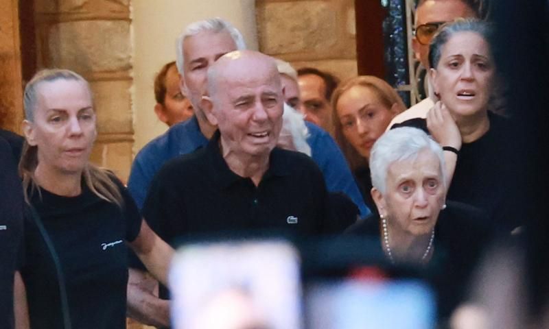 Συντετριμμένη η οικογένεια Μαζωνάκη – Τραγική φιγούρα ο πατέρας του έξω από την Αγία Τριάδα