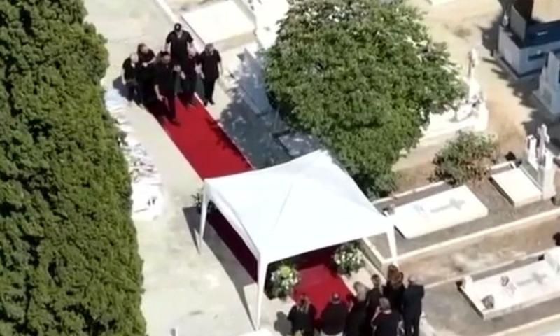 Μαζωνάκης: Ένα «ποτάμι» κόσμου στην τελευταία του κατοικία – Ο αποχαιρετισμός με το «Ανήκω σε μένα»